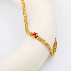 Détail de la chaîne à mailles plaquée or 18 carats avec un zircon rouge de coupe carrée