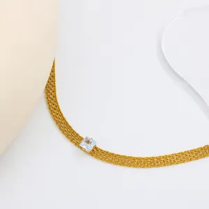 Détail du collier à mailles plaqué or 18 carats avec pendentif en zircone cubique carré