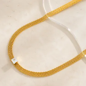 Détail du collier à mailles plaqué or 18 carats avec une pierre de zircon blanc carrée