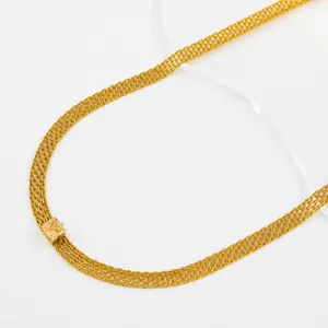 Détail du collier à mailles plaqué or 18 carats orné d'un zircon carré couleur champagne
