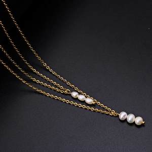 Zweilagige goldene Titan-Halskette mit sechs natürlichen Süßwasserperlen für Damen, elegant
