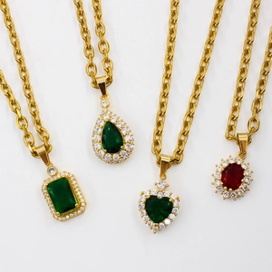 Collane vintage in oro con ciondoli in smeraldo e rubino circondati da zirconi bianchi