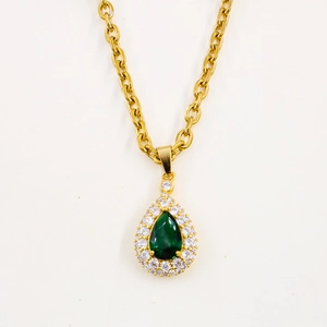 Collana in oro classica con ciondolo in gemma verde a goccia e aureola di zirconi