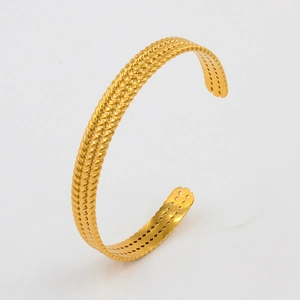 Dreireihiges gedrehtes C-förmiges offenes Armband mit polierter 18K Goldbeschichtung