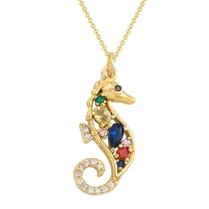 Détail du pendentif hippocampe orné de cristaux multicolores sur une chaîne dorée
