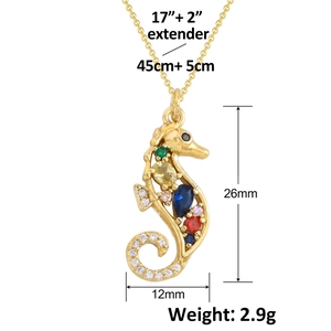 Collier pendentif hippocampe plaqué or avec pierres précieuses colorées et zircones