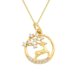 Détail d'un collier plaqué or avec pendentif renne rond orné de pierres en zircone