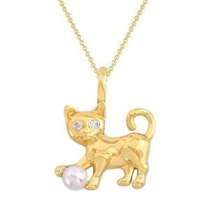 Détail d'un collier chat doré orné d'une perle blanche et de petits zircons