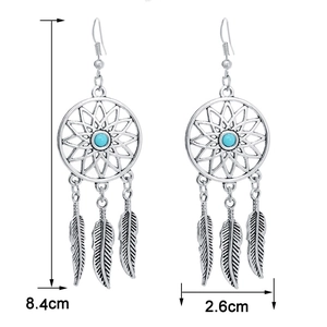 Dimensiones detalladas de los pendientes atrapasueños bohemios con cuentas turquesas y plumas