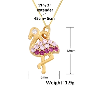 Vue détaillée du collier pendentif flamant rose doré avec pierres en zircon dégradé