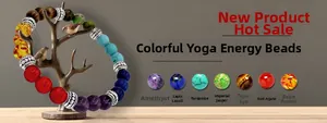 Detail eines 7-Chakra-Armbands mit Amethyst und Tigerauge auf einem Vogel-Displayständer
