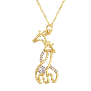 Détail macro du pendentif girafe doré avec incrustation de zircons étincelants