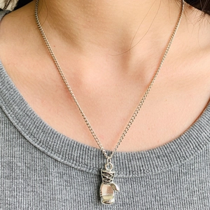 Dettaglio di una collana con ciondolo a guantone da pugilato argento su un modello