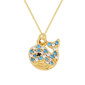 Détail d'un pendentif baleine doré orné de pierres micro-pavées bleues et blanches éclatantes