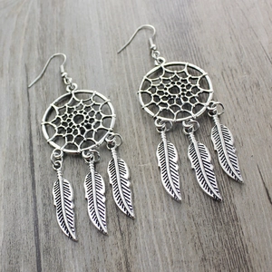 Pendientes atrapasueños vintage en plata con plumas de estilo bohemio