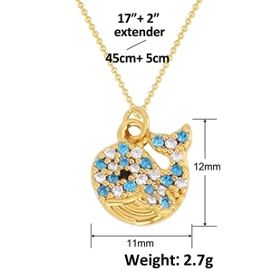 Vue macro du pendentif baleine doré avec dimensions 11x12mm et chaîne de 17+2 pouces