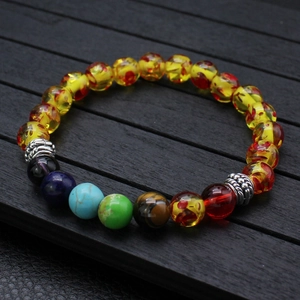 Detailansicht der sieben Chakra-Energiesteine und Tigeraugen-Perlen auf dem Armband