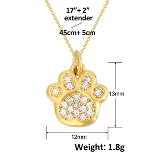 Vue détaillée du collier pendentif patte de chat doré avec dimensions et longueur de chaîne