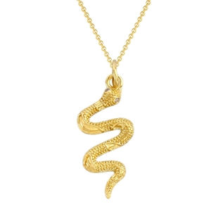 Détail du collier pendentif serpent doré avec écailles ciselées et yeux en gemmes