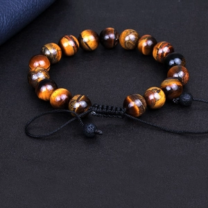 Detail des verstellbaren geflochtenen Seils und der Tigerauge-Perlen am Armband