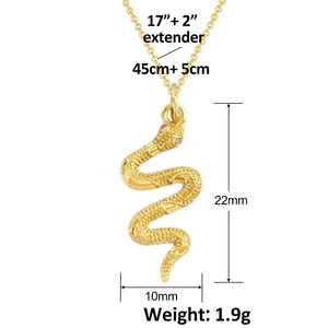 Détail du pendentif serpent doré avec mesures et yeux en zircone violette