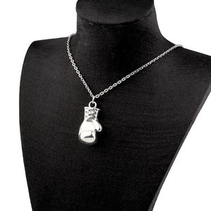 Collana con ciondolo a guantone da boxe in acciaio inossidabile lucido stile punk