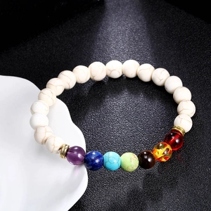 Detaillierte Nahaufnahme von 8mm weißen Türkis-Perlen und sieben Chakra-Steinen auf Armband