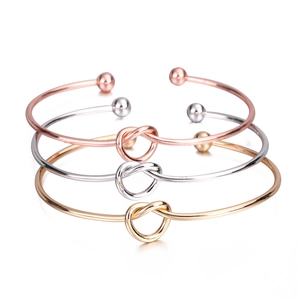 Lot de trois bracelets joncs minimalistes à nœuds en finitions rose doré, argent et or