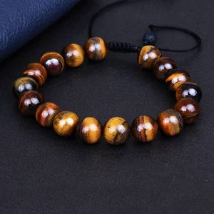 Nahaufnahme von Tigerauge-Perlen Armband mit verstellbarem schwarzem geflochtenem Band