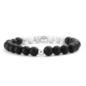 Détail de perles noires mates et bracelet turquoise blanche avec breloque Bélier argent