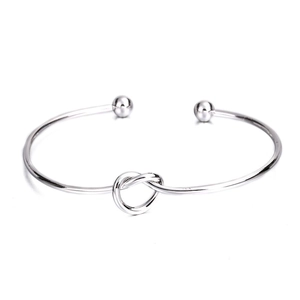 Bracciale aperto in argento S925 con nodo minimalista e sfere su sfondo bianco