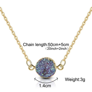 Collier en chaîne dorée avec pendentif rond en résine druzy colorée de 55 cm