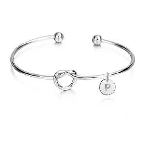 Vue détaillée du bracelet jonc à nœud argenté avec pendentif personnalisé lettre P