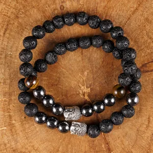 Lava- en tijgeroog kralenarmband set met zilveren Boeddha-hoofd op hout
