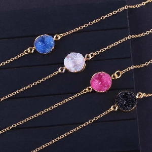 Bracelets avec pendentifs ronds en druzy de quatre couleurs et fines chaînes dorées élégantes