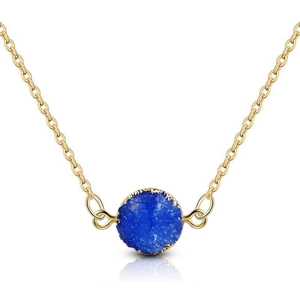 Détail d'un collier avec pendentif druzy bleu rond et chaîne dorée pour femme