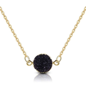 Vue détaillée du pendentif druzy noir circulaire plaqué or avec sa chaîne fine