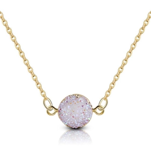 Vue détaillée d'un collier doré avec pendentif rond en pierre druzy violette iridescente