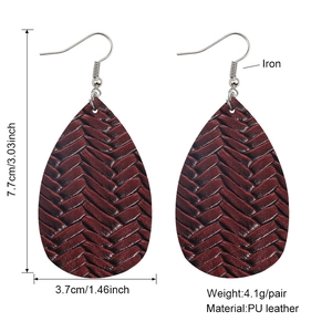 Dettaglio orecchini a goccia rosso scuro con trama intrecciata e materiale in pelle PU