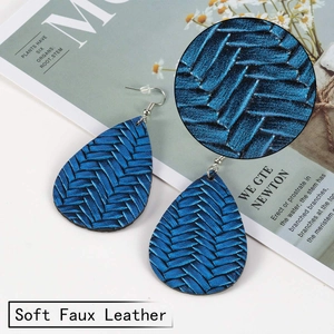 Orecchini a goccia in ecopelle blu scuro con texture intrecciata e ganci morbidi in argento