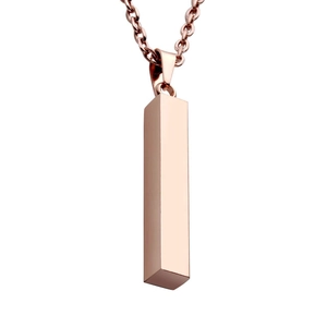 Detailansicht eines roségoldenen rechteckigen Säulenanhängers an einer O-Kette Halskette