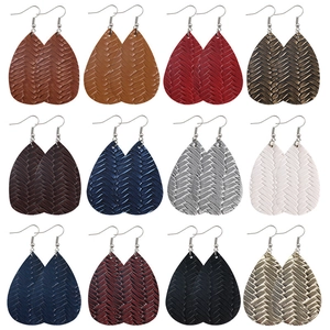 Set di 12 orecchini a goccia in pelle PU con trama intrecciata in vari colori retrò