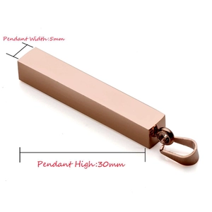 Detailansicht des roségoldenen Rechteck-Anhängers mit Maßen von 5 mm Breite und 30 mm Länge