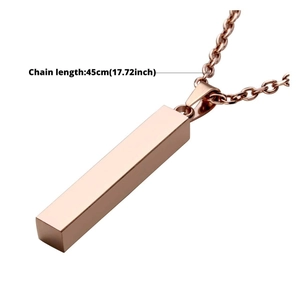 Nahaufnahme der roségoldenen Halskette mit rechteckigem Stab und 45 cm O-Kette Detail