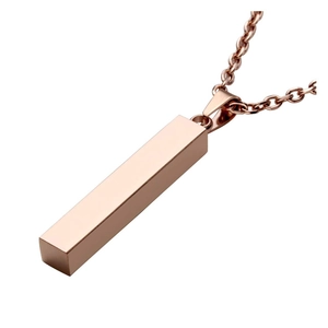 Makro-Detailansicht des polierten roségoldenen Stabanhängers mit minimalistischer Kette