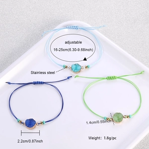 Dettaglio del bracciale intrecciato regolabile in acciaio inossidabile con geodi