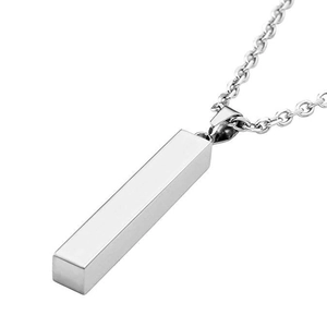 Detailansicht einer minimalistischen silbernen Rechteck-Halskette aus poliertem Stahl