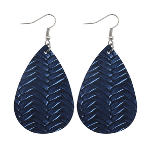 Dettaglio orecchini a goccia in pelle blu con trama intrecciata e ganci in metallo argento