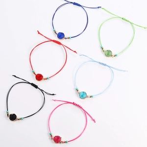 Set di sei braccialetti intrecciati colorati con cristalli druzy e perline dorate