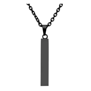 Nahaufnahme des minimalistischen mattschwarzen Rechteck-Anhängers an einer Gliederkette